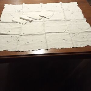 5 pc vtg.34" sq. linen tablcloth & 4 napkins with enbroidered basket design.